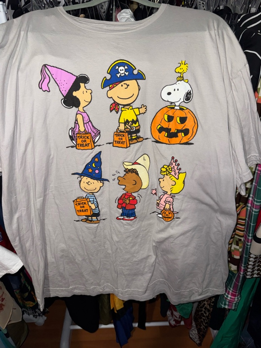 Peanuts  Halloween Tee in cream with Colorful Characters